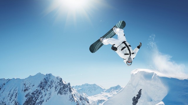 逆境奋战：球队在困难时刻的拼搏精神，逆境中奋起