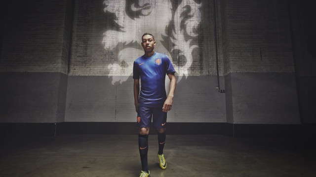 切尔西俱乐部教练组现身训练场，调整战术，切尔西俱乐部教练组现身训练场,调整战术模式